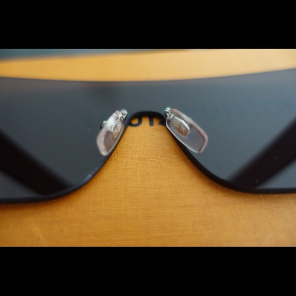Authentic Louis Vuitton City Mask Sunglasses - Picture 4 of 7